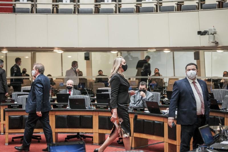 Alesc aprova continuidade do processo de impeachment contra Daniela Reinehr