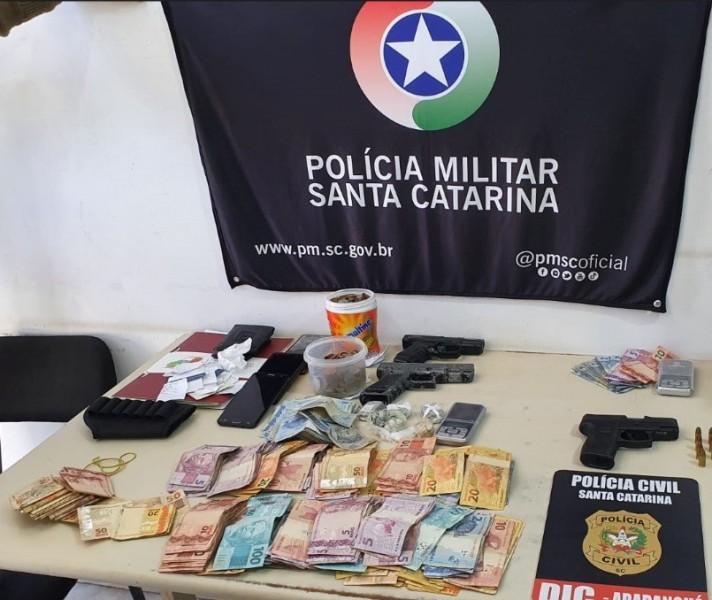 Cinco pessoas foram presas e drogas, armas e munições foram apreendidas em operação em Araranguá