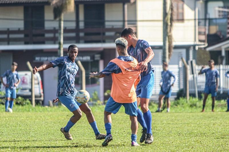Caravaggio realiza treino tático na manhã deste sábado