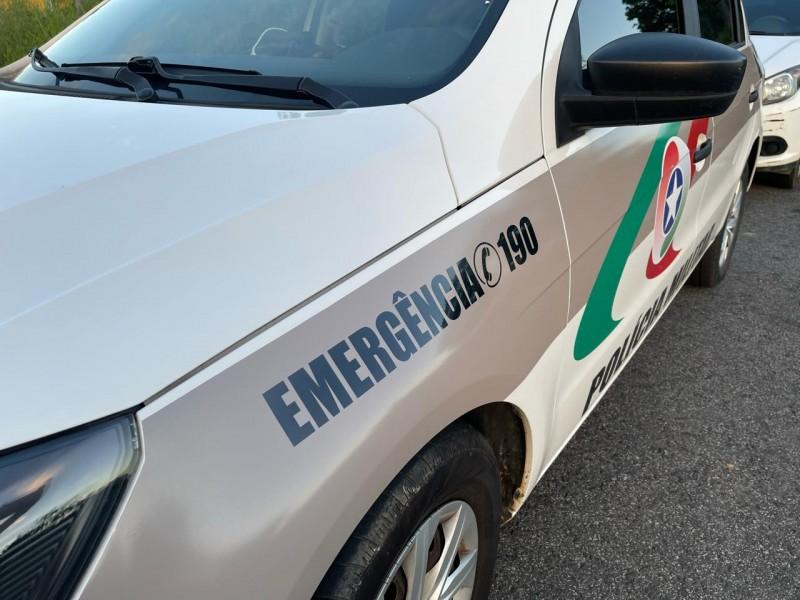 Motociclista para carro e assalta motorista em Tubarão