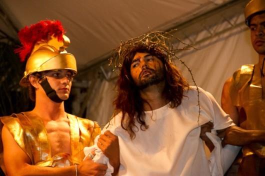 Via-Sacra emociona cerca de três mil fiéis