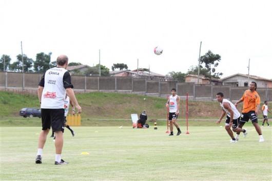 Jogadores do Criciúma continuam treino com bola neste domingo 