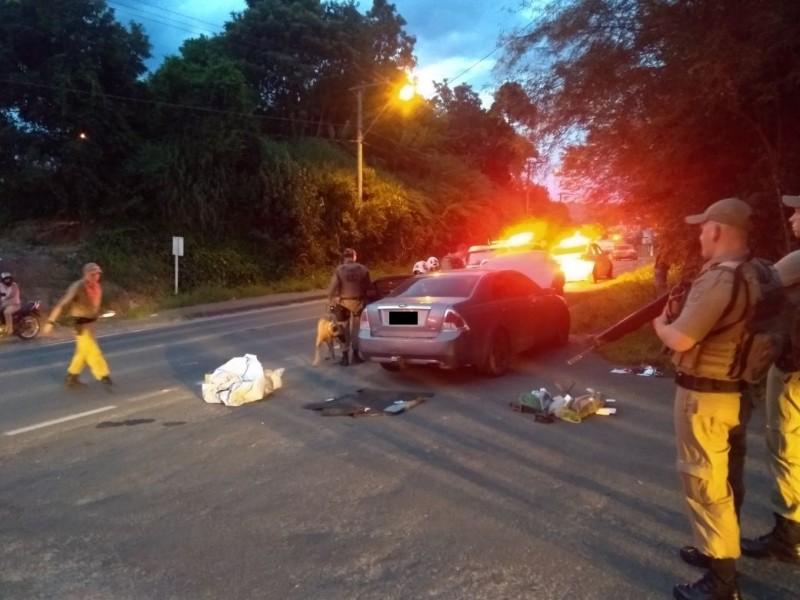 Com apoio de cão farejador, PM encontra droga em carro