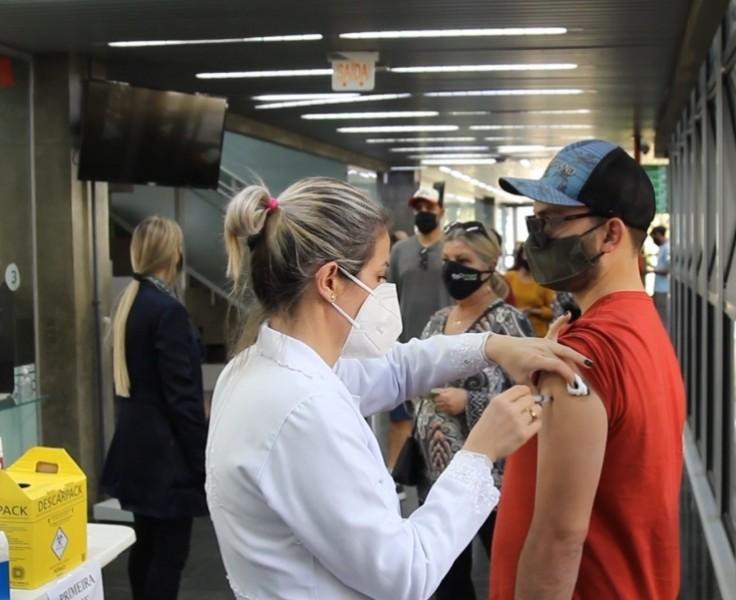 Covid-19: Criciúma já vacinou quase 87% da população acima dos 18 anos com a primeira dose