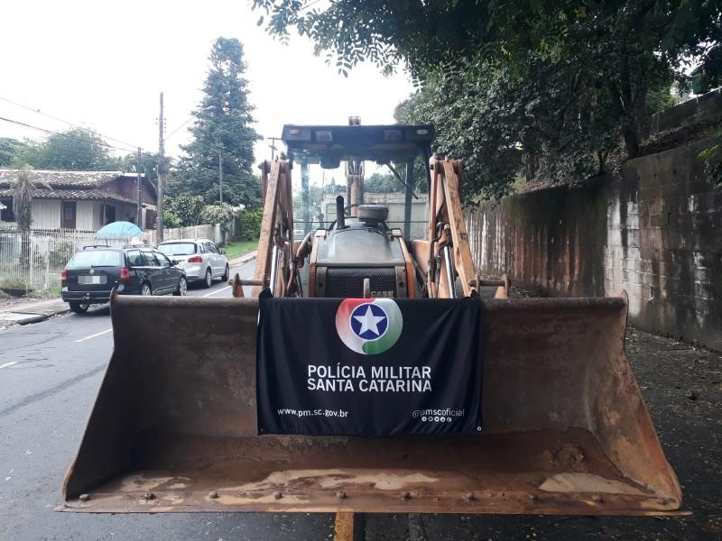 PM recupera retroescavadeira furtada de obra ao lado do Parque dos Imigrantes em Criciúma