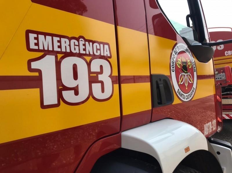 Forquilhinha: bombeiros combatem incêndio em secador de milho