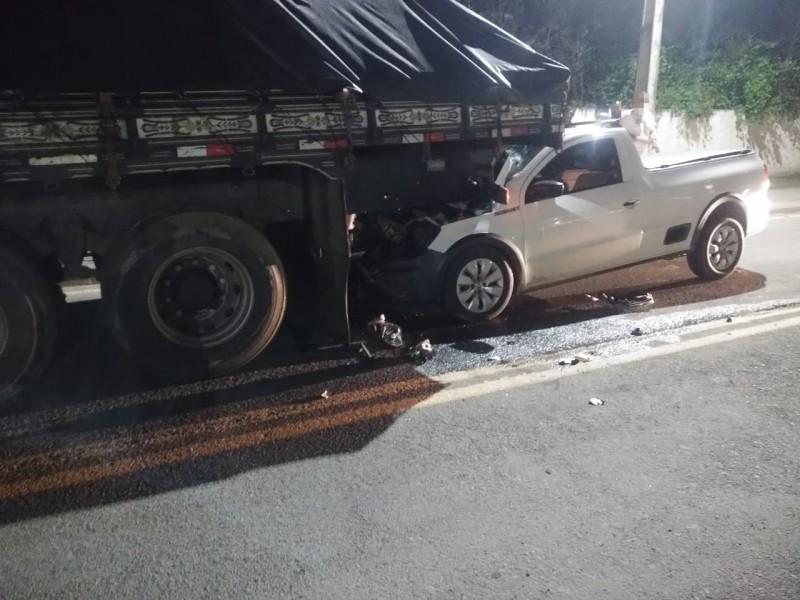 Saveiro colide na traseira de caminhão na marginal da BR-101 em Maracajá