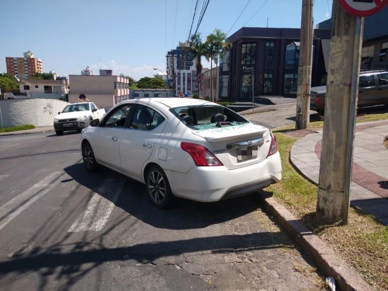 Colisão entre carro e caminhonete é registrada na área Central de Criciúma