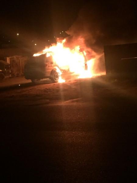Viatura da PM é incendiada no bairro Cristo Redentor