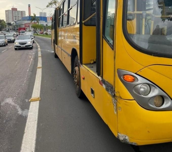 Ciclista invade a pista destinada para ônibus e é atropelado por amarelinho na avenida Centenário