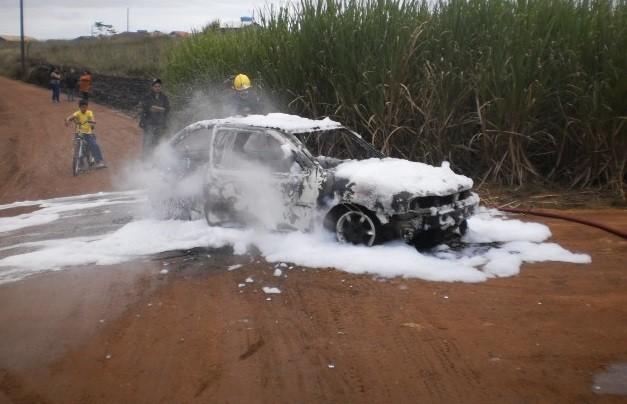 Carro ocupado por mulher e bebê é destruído pelo fogo 