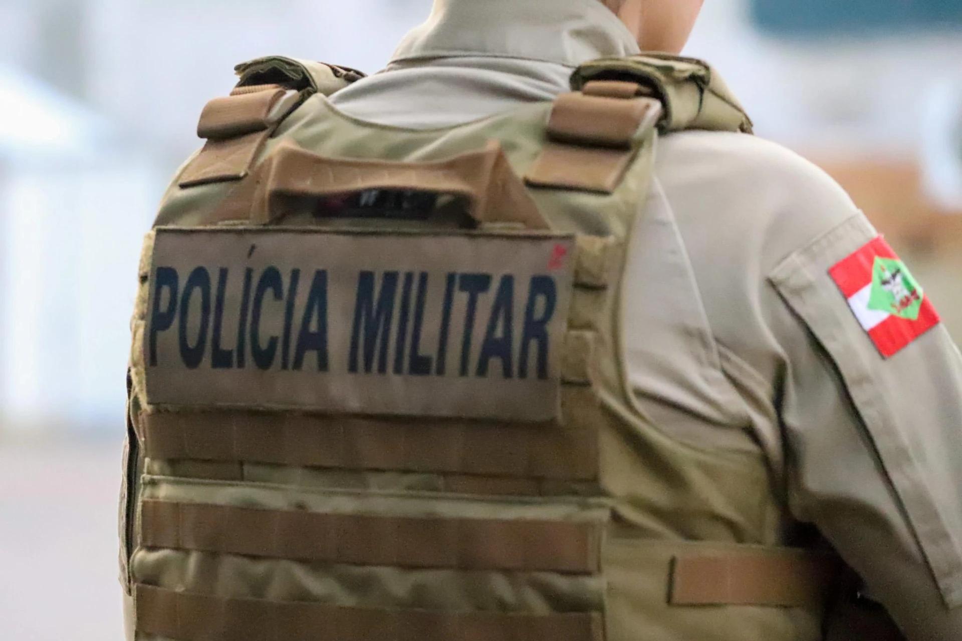 Mulher pula de carro em movimento após ser agredida pelo companheiro
