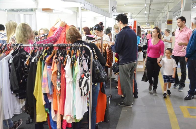 Mega Bazar do Farol Shopping oferece até 80% de desconto em peças da estação