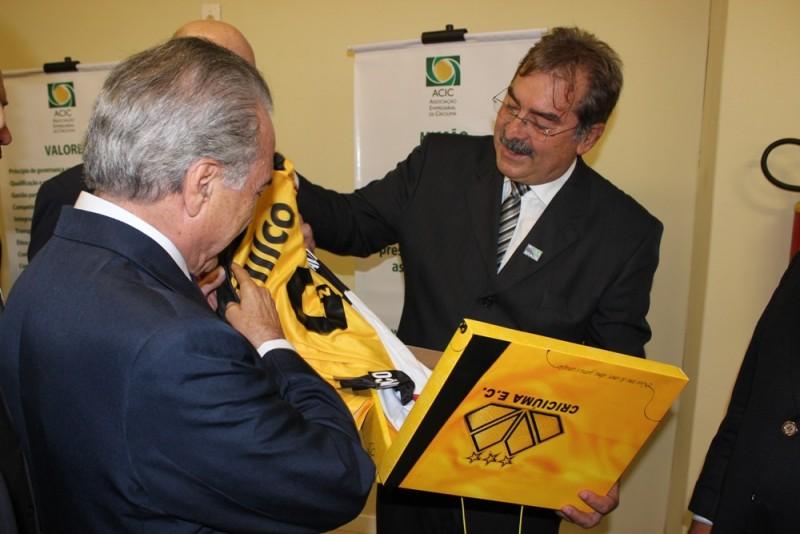 Vice-presidente da República ganha camisa tricolor