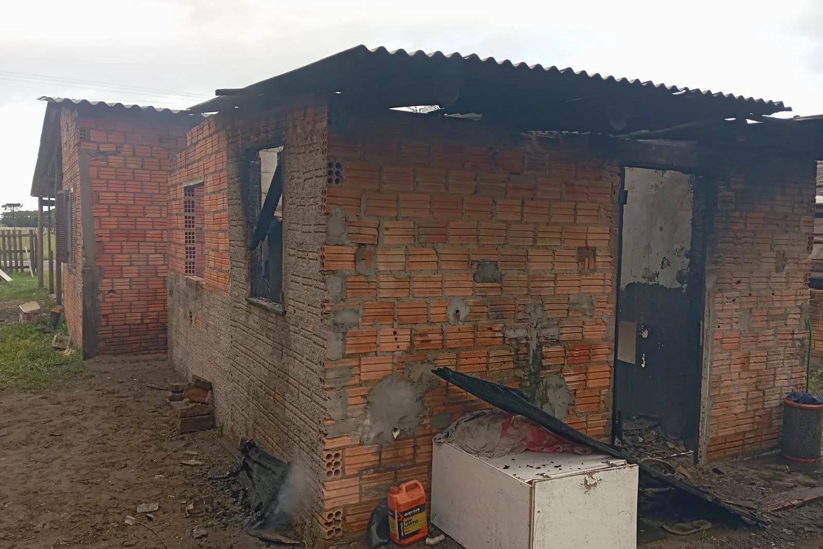 Incêndio atinge residência e deixa pessoa ferida