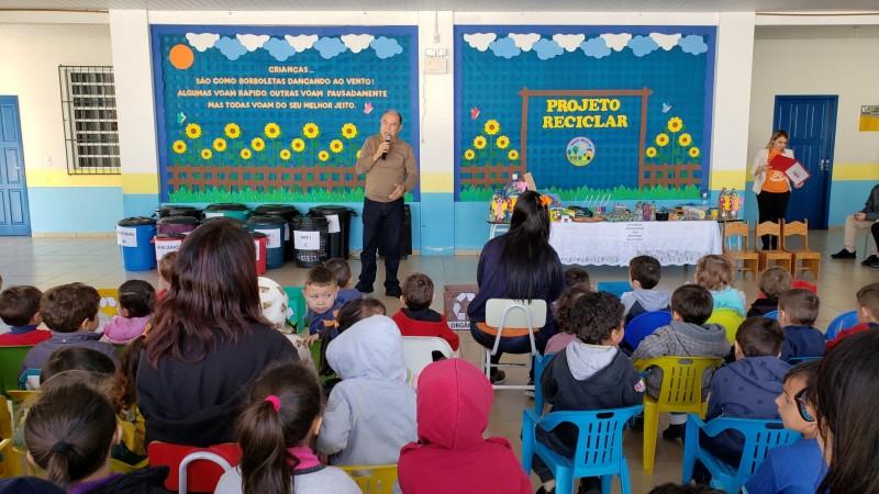 CEI Carmem Matos Borges arrecada 80kg de lacres e tampinhas de garrafas