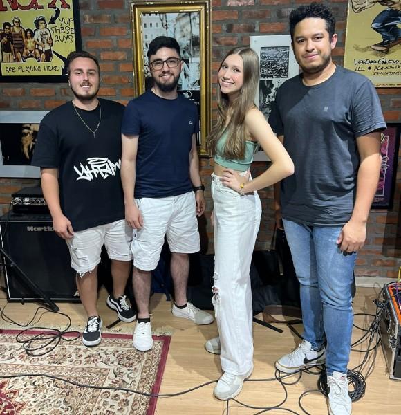 Wild Blue e Carô Vilaça fazem show dedicado ao cantor John Mayer