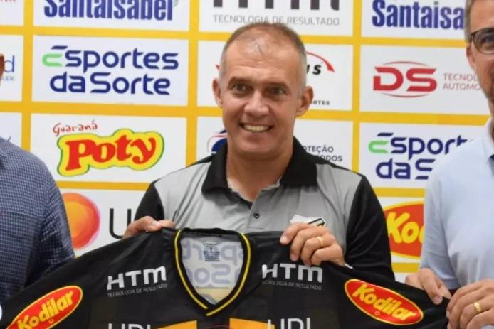 Campeão com Leões e marcado no Tigre: conheça a trajetória do técnico Eduardo Baptista