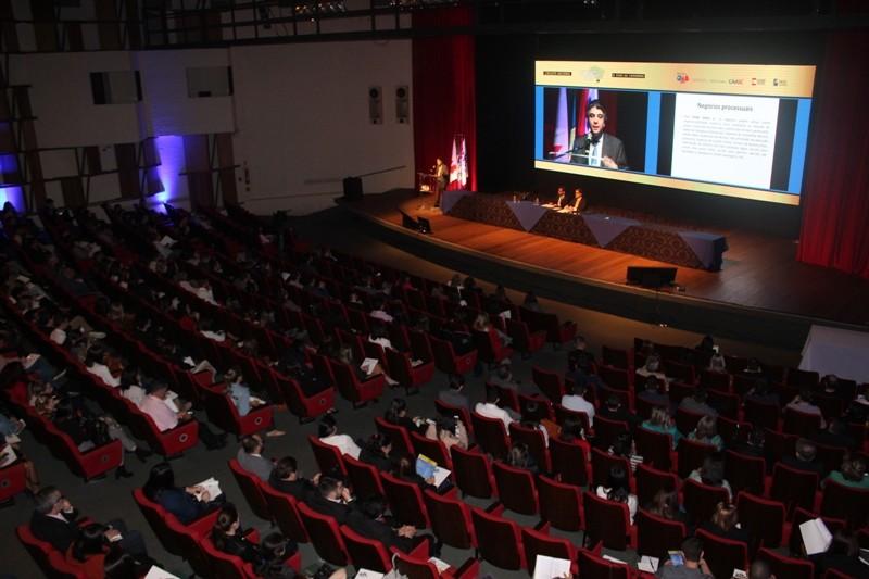 Congresso sobre o Código de Processo Civil lota o Teatro Elias Angeloni