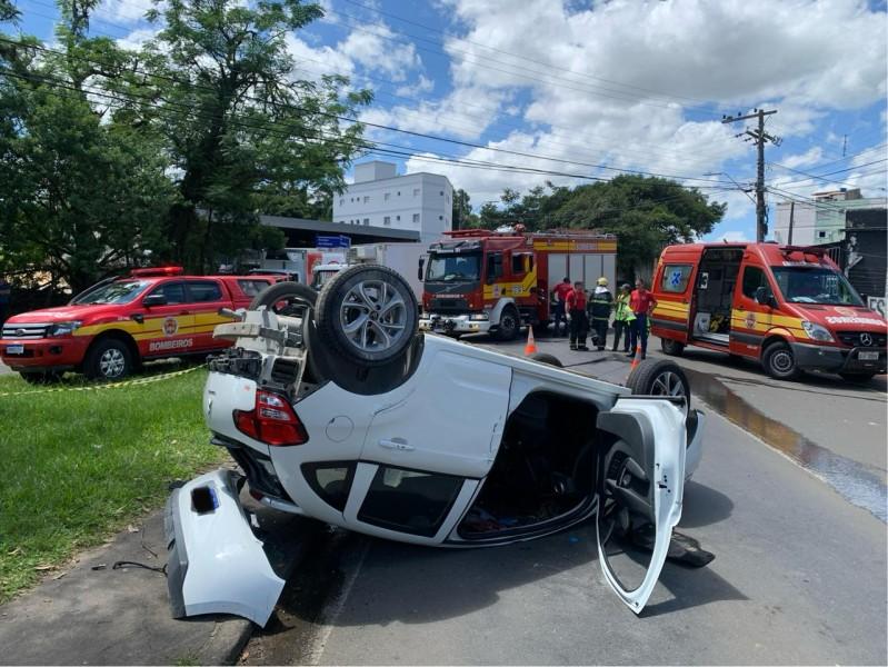 Idoso fica ferido em capotamento no bairro Pinheirinho em Criciúma 