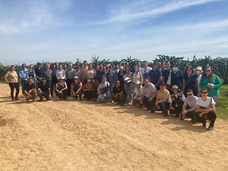 Congressistas de fruticultura visitam produção de pitaya em Içara