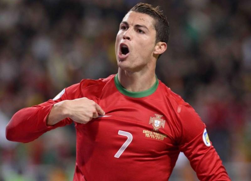 Cristiano Ronaldo leva o prêmio de melhor do mundo pela 5ª vez