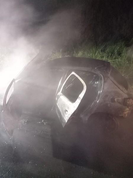Carro é consumido por chamas na SC-449 em Sombrio