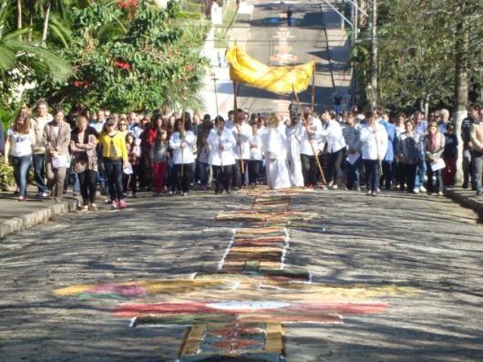 Fiéis acompanham procissão de Corpus Christi em Criciúma