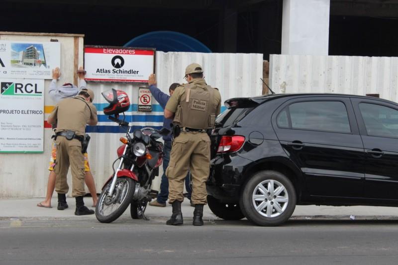 Dupla de moto é pega com droga em frente ao Cartório Eleitoral 
