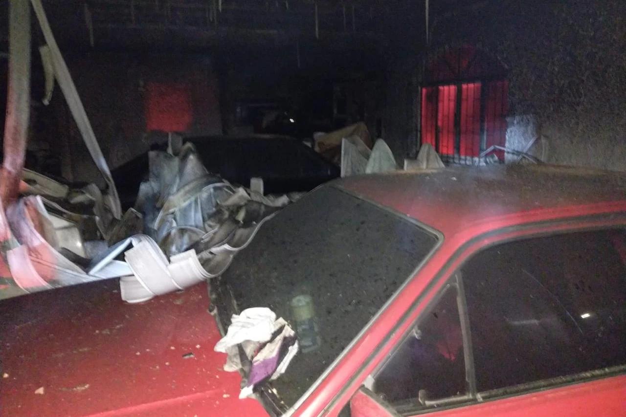 Garagem com mais de 30 veículos é atingida por incêndio em Criciúma