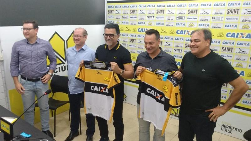 Tigre na missão de um reforço por dia