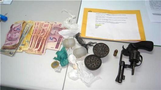Irmãos traficantes presos com crack e maconha