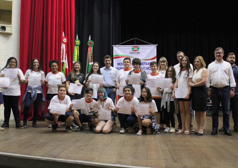 Alunos de Criciúma recebem certificados das aulas de robótica