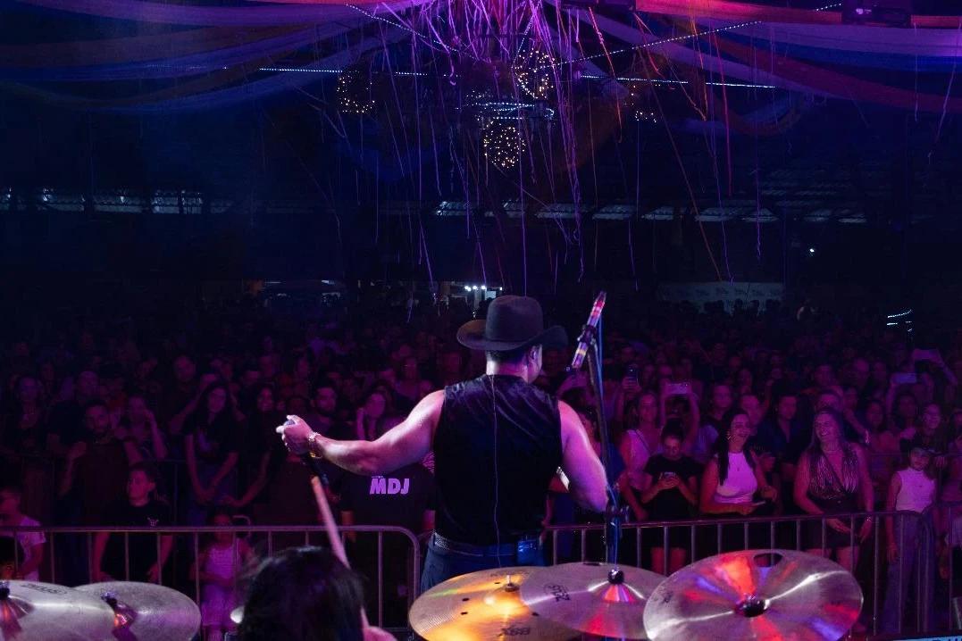 Meleiro abre festividades com show nacional e lota Pavilhão do Arroz