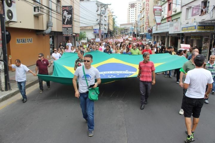 VÍDEO: Dia Nacional de Greve ganha as ruas e Terminal Central de Criciúma