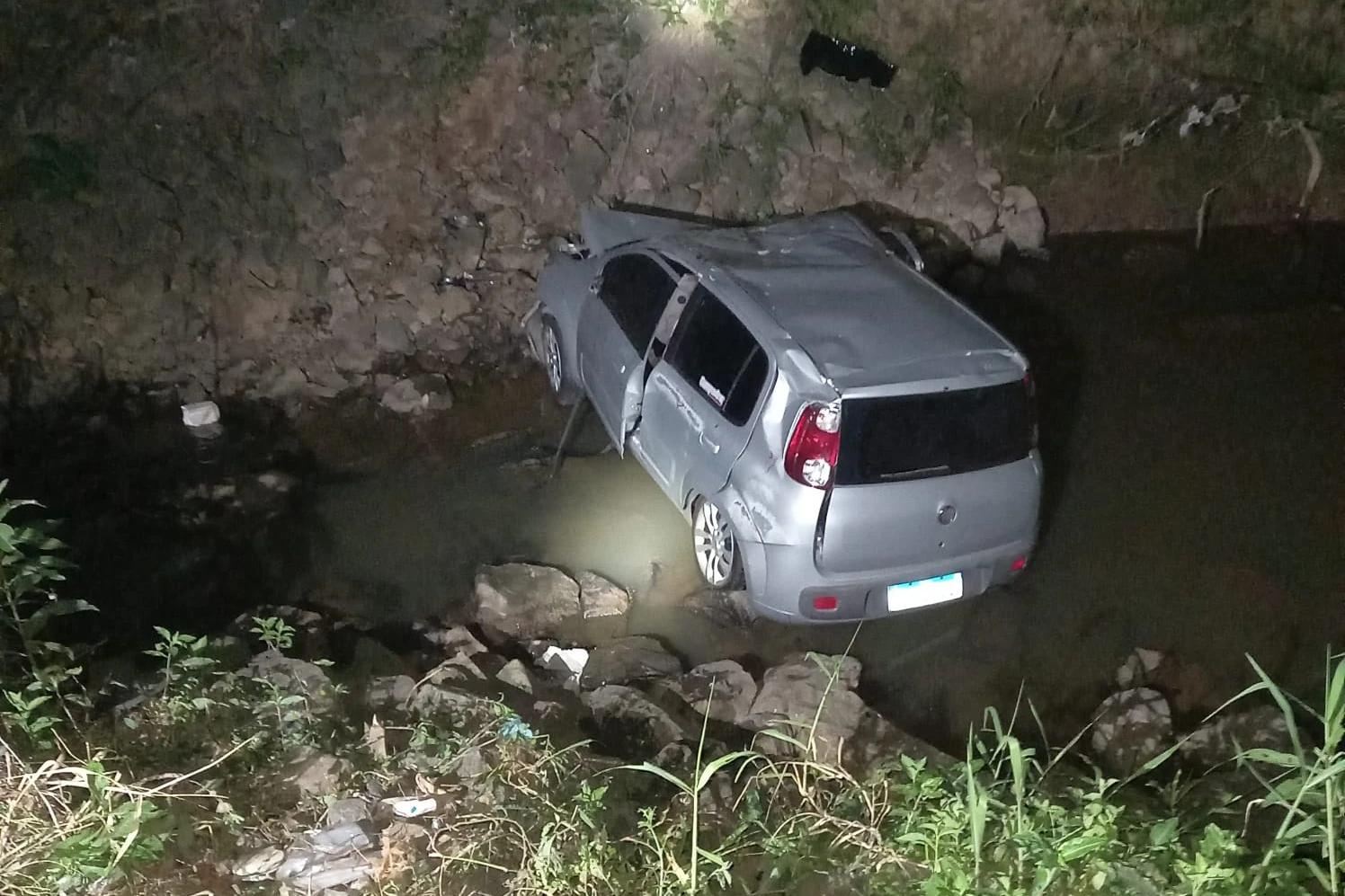BR-101: jovens são resgatados após carro capotar e cair em rio de Içara