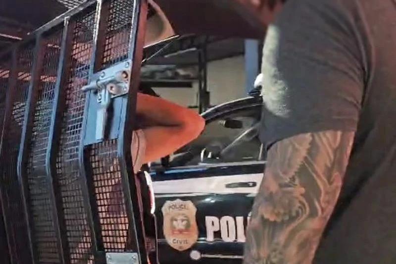 Vídeo: durante operação, policiais civis ‘acordam’ acusado de roubo em Criciúma