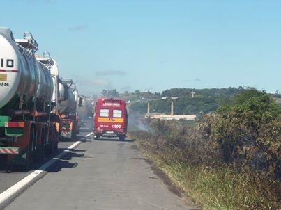 Caminhão, ônibus e cinco veículos se envolvem em acidente na BR-101
