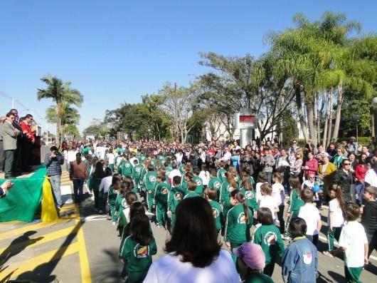 Mais de mil pessoas no desfile de Sete de Setembro em Maracajá