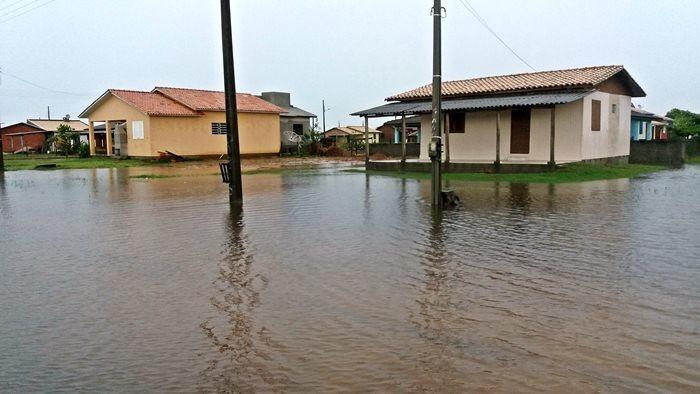 Chuva provoca alagamentos e Defesa Civil permanece em alerta
