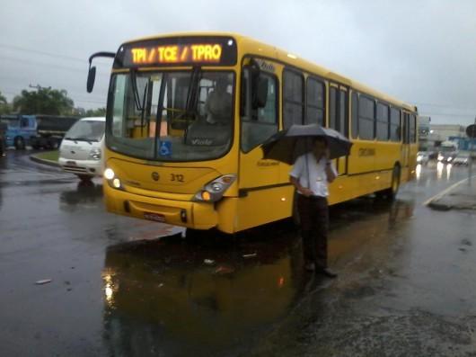 Dia de chuva: colisão entre ônibus amarelinho e carro deixa trânsito lento no bairro Próspera