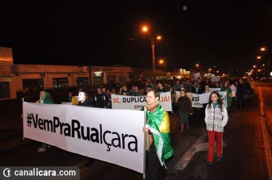 Em Içara, manifestação pacífica conta com cerca de 2,5 mil pessoas nas ruas
