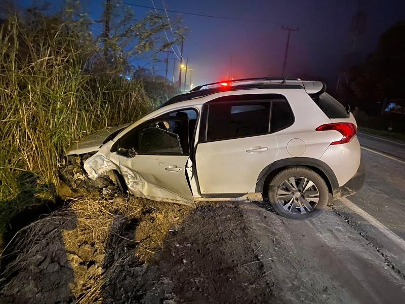 Caminhão e três carros se envolvem em acidente na rodovia Genésio Mazon