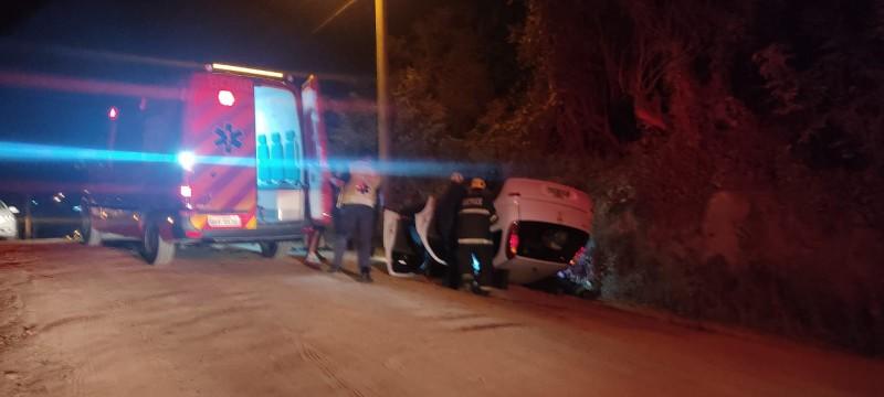 Motorista é hospitalizado após capotamento em Tubarão