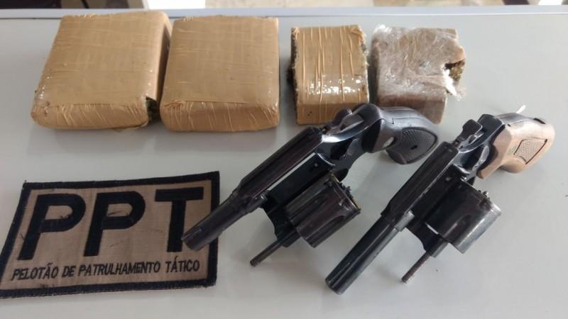 PM apreende armas e porções de maconha de adolescente