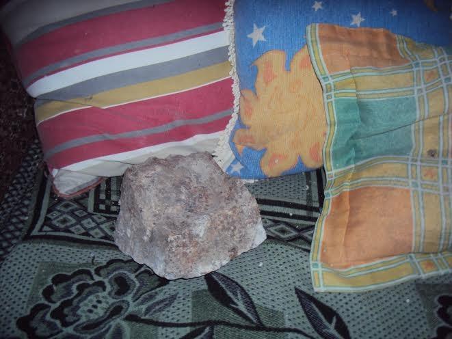 Pedra cai pelo telhado e assusta moradores de Tubarão