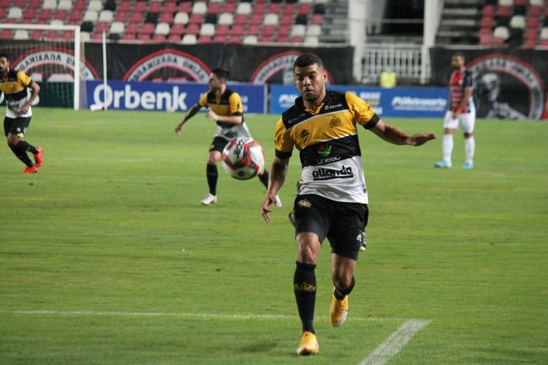 Mal nas finalizações, Criciúma perde o clássico contra o JEC e segue na zona de rebaixamento