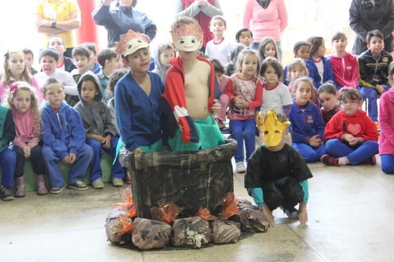 Alunos finalizam projeto de folclore na escola Caetano Ronchi