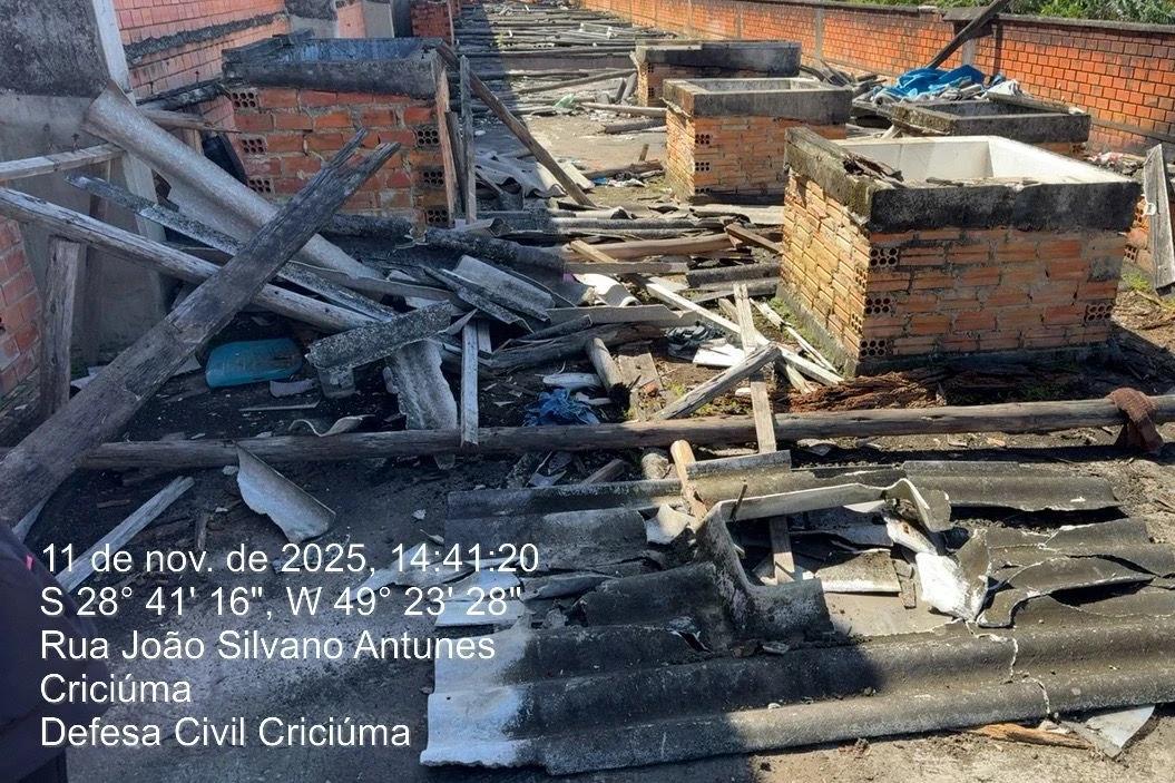 Criciúma: pessoas em situação de rua montam sete 'apartamentos' em construção sem manutenção