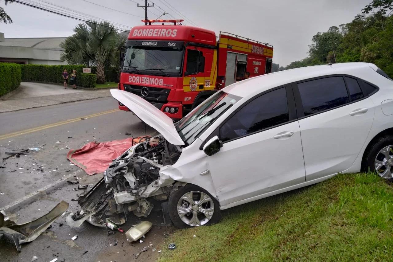 Colisão frontal deixa motorista gravemente ferida em Criciúma
